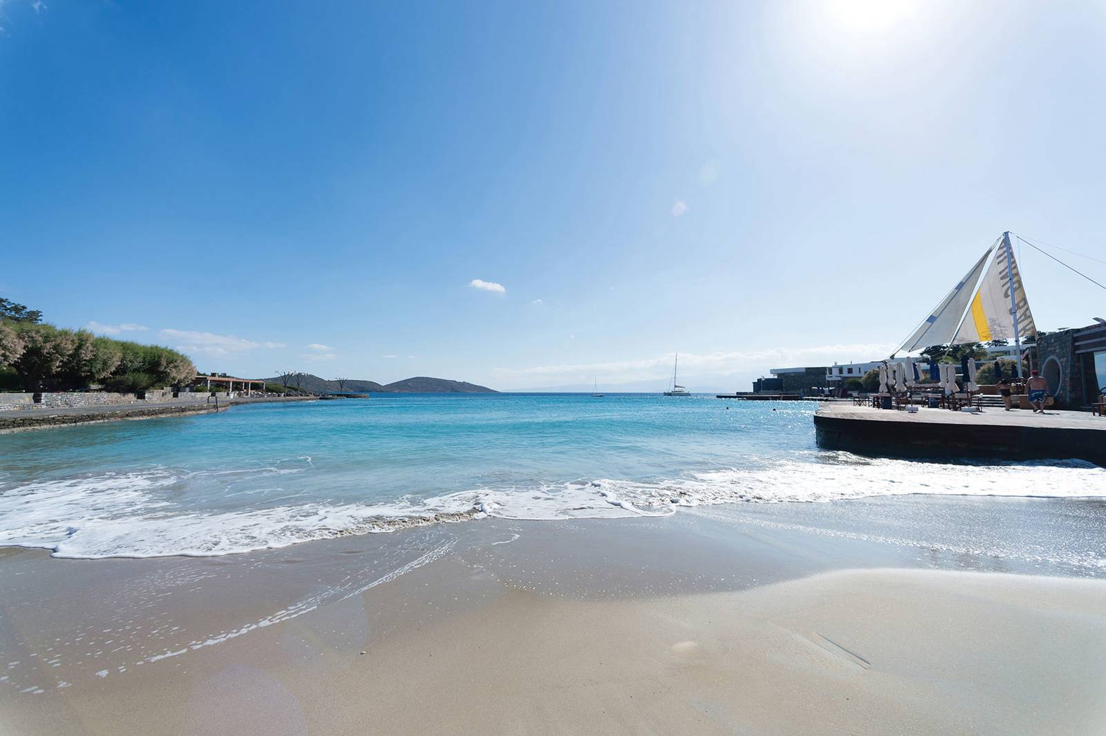 Elounda Bay Palace 私人沙灘與 Sail-In 帆形酒吧