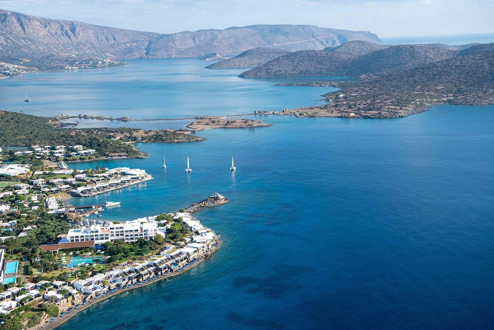 Elounda 灣與度假村所在海岸空拍