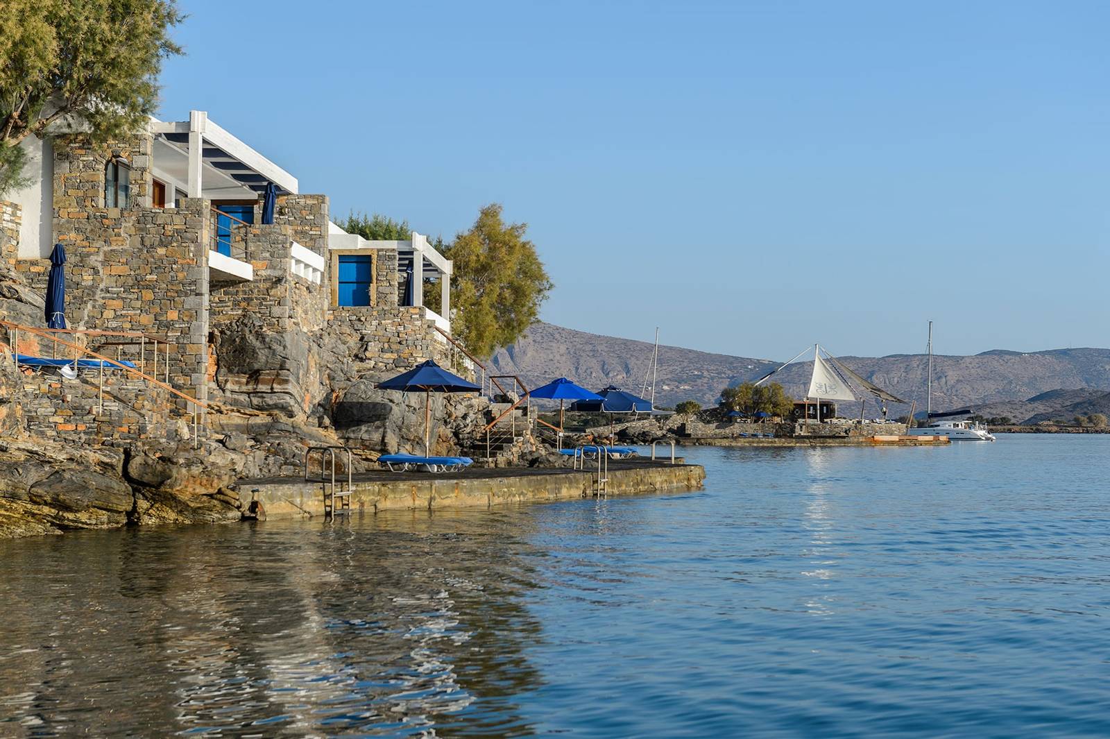 Elounda Beach 建在岩岸上的臨水平房
