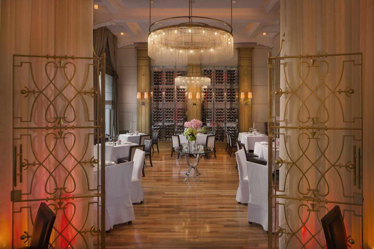 札格雷布 Esplanade Zagreb Hotel Zinfandel's 餐廳的鐵藝門與水晶燈