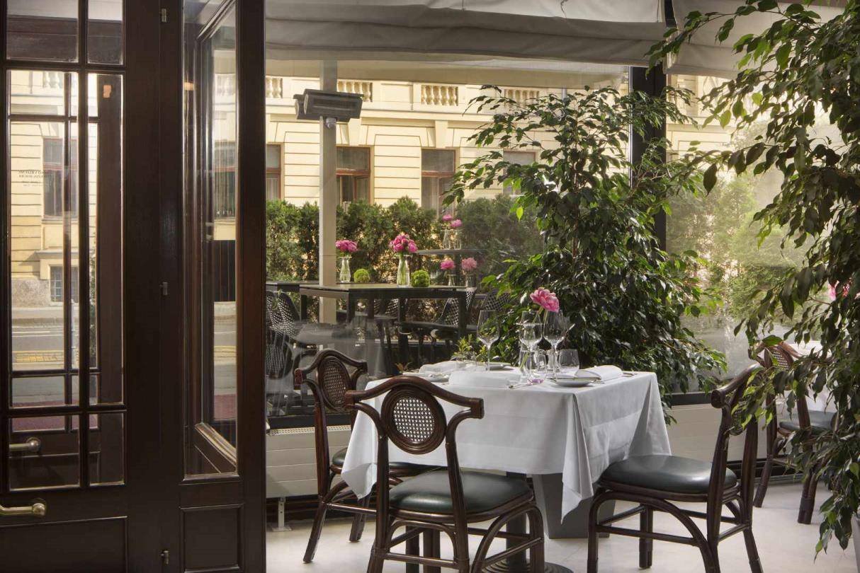 札格雷布 Esplanade Zagreb Hotel Le Bistro 綠意環繞的座位