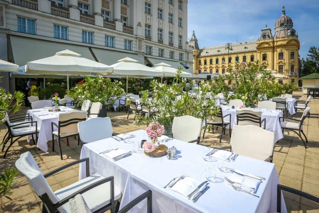 札格雷布 Esplanade Zagreb Hotel Oleander 露台的餐桌與對面的歷史建築