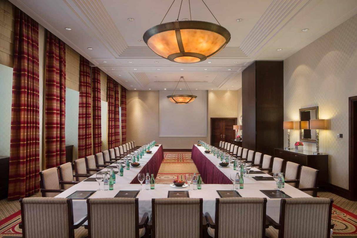 札格雷布 Esplanade Zagreb Hotel Paris Suite 會議室的長桌