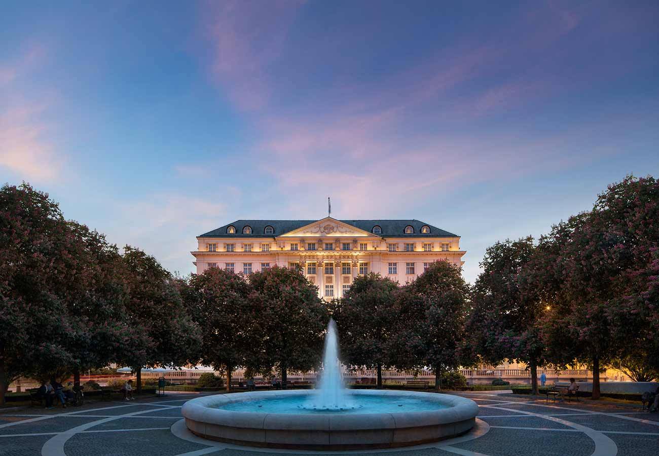 黃昏時從噴泉公園望向札格雷布 Esplanade Zagreb Hotel 的正立面