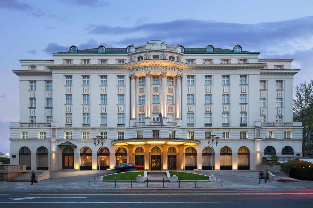 夜間燈光下的札格雷布 Esplanade Zagreb Hotel 白色立面與入口