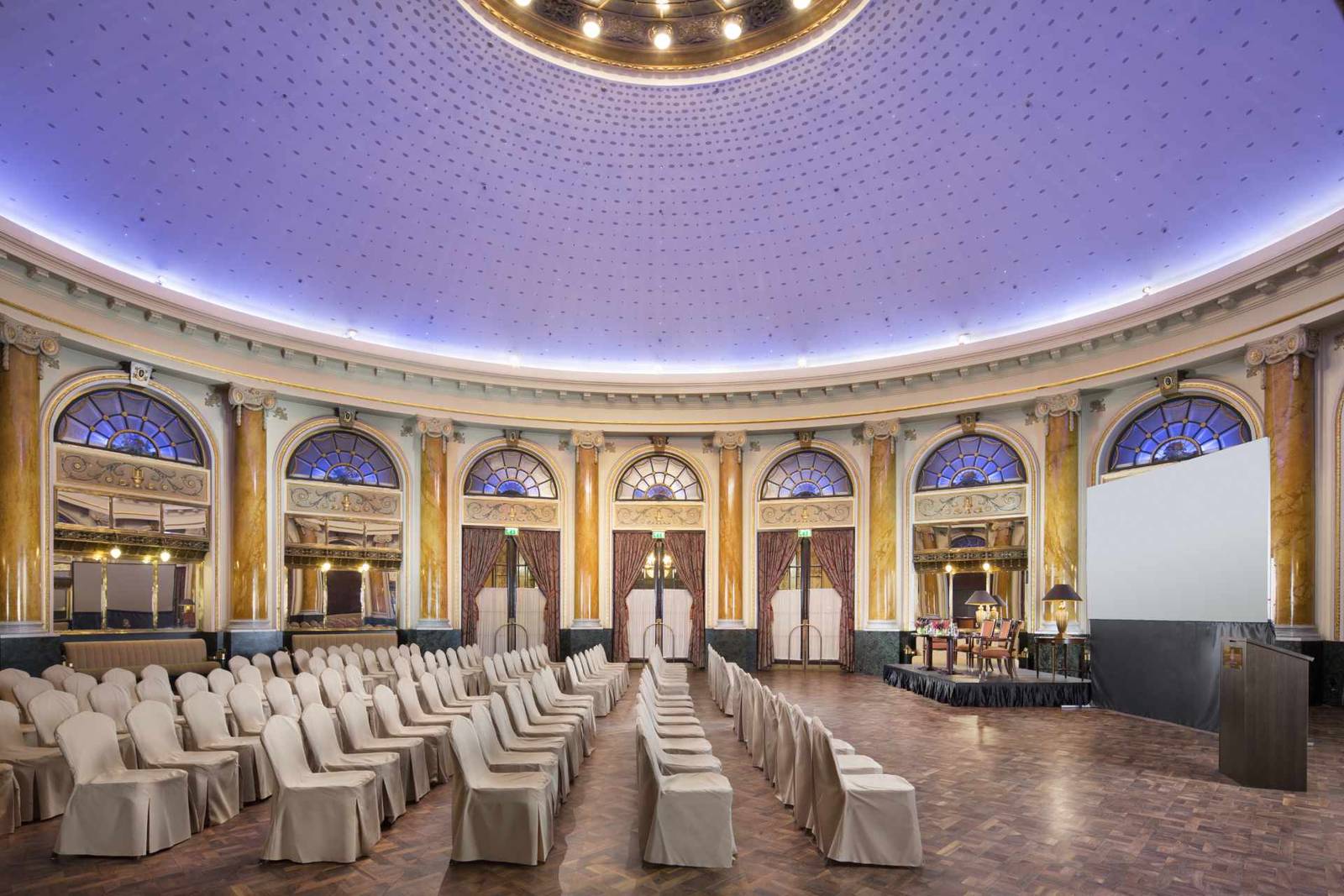 札格雷布 Esplanade Zagreb Hotel Emerald Ballroom 的圓頂與彩繪玻璃窗
