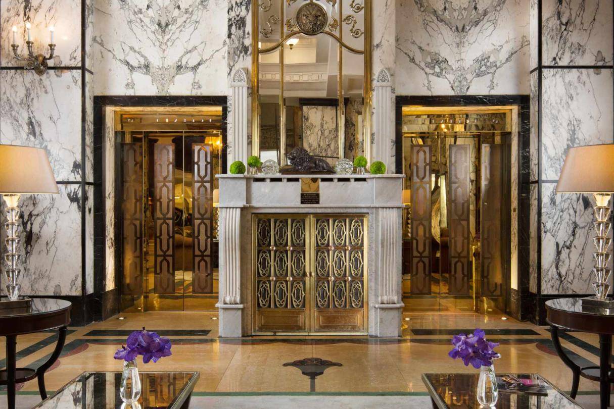 札格雷布 Esplanade Zagreb Hotel 大理石牆面與金色電梯門的大廳