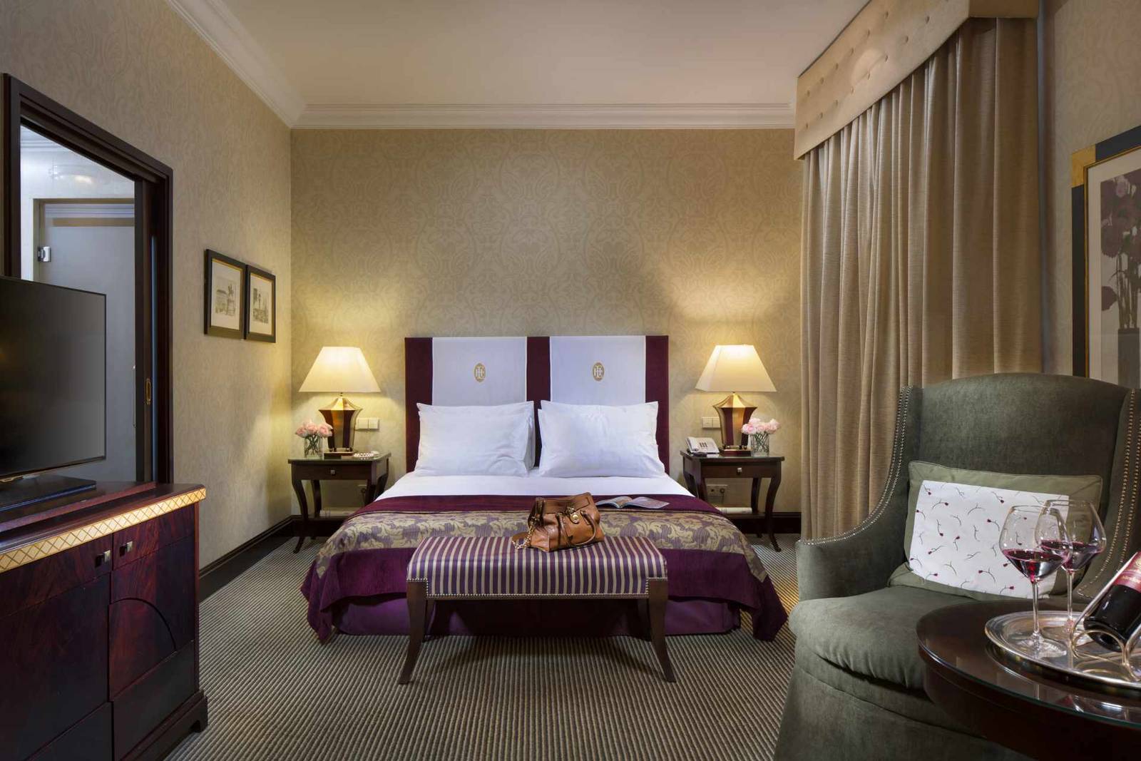 札格雷布 Esplanade Zagreb Hotel Superior 客房的大床與扶手椅