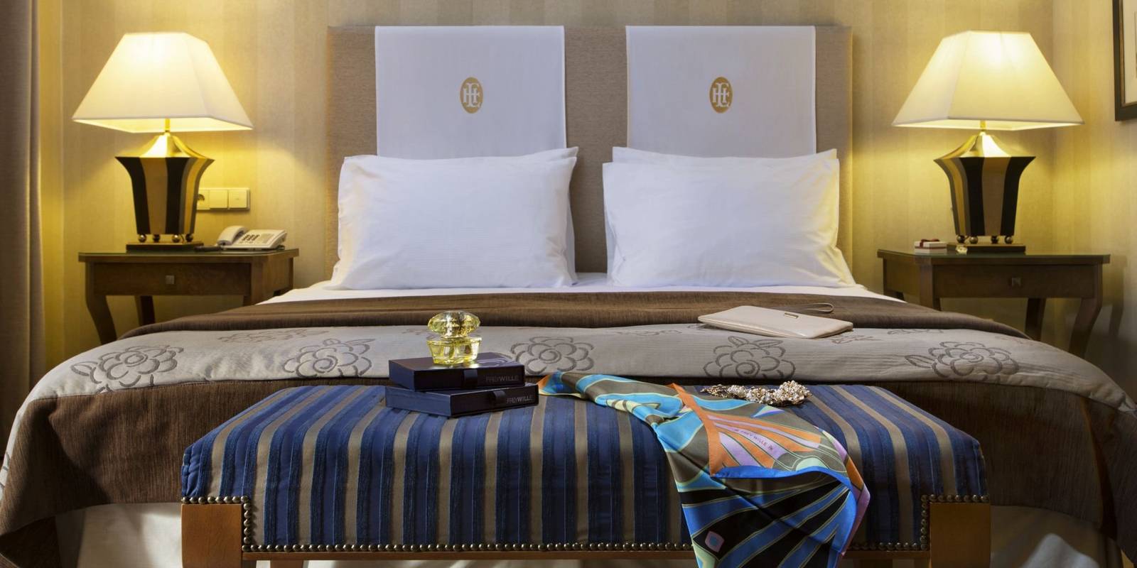 札格雷布 Esplanade Zagreb Hotel Deluxe 客房的雙人床與床頭燈