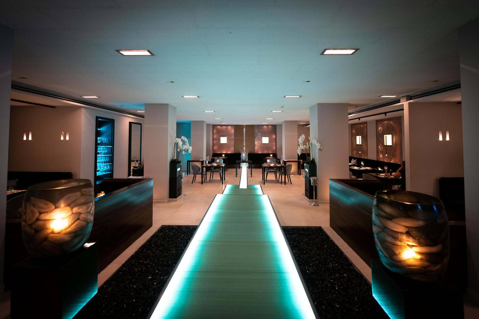 科隆 Excelsior Hotel Ernst taku 餐廳的深色用餐空間