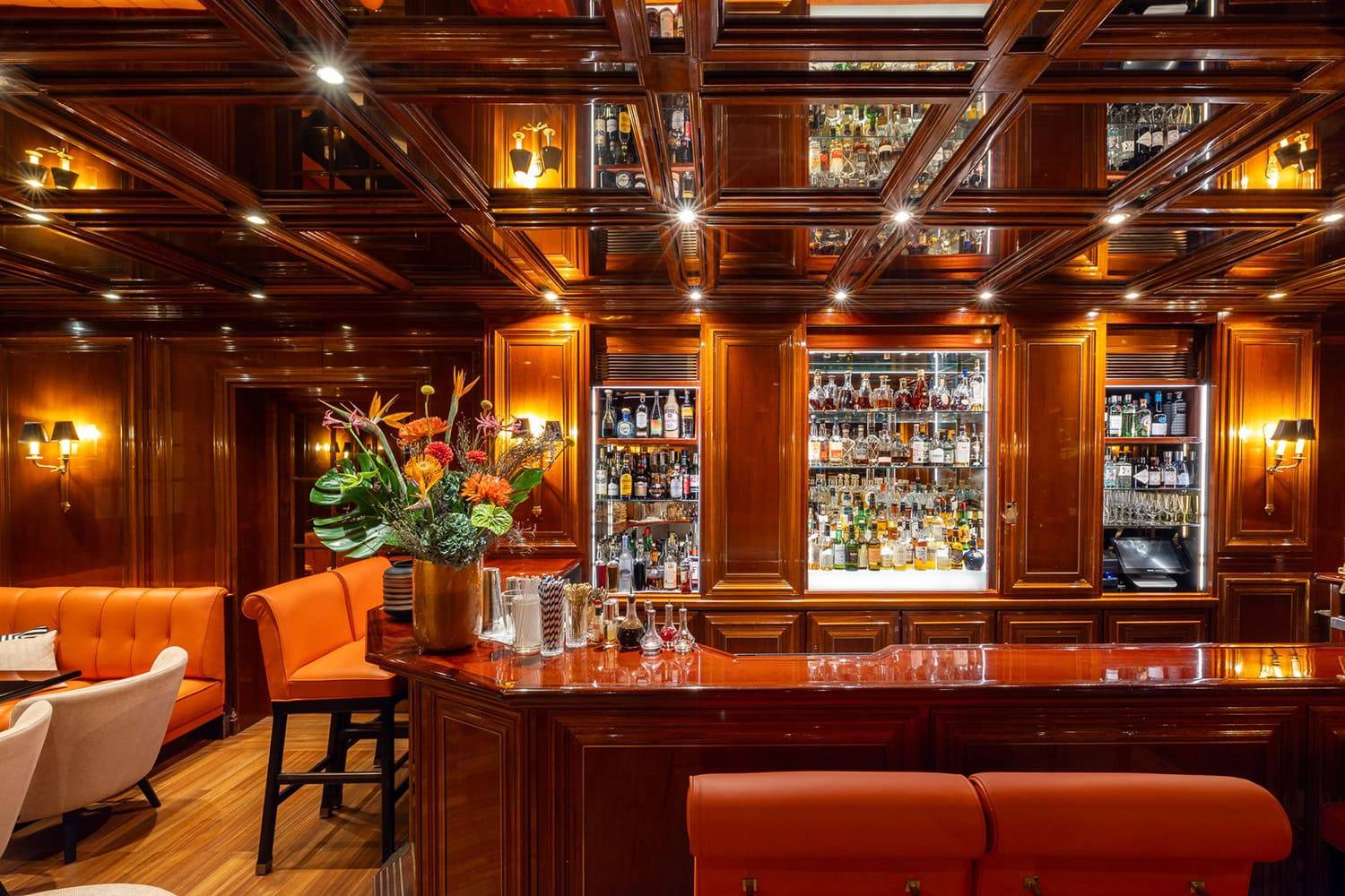 科隆 Excelsior Hotel Ernst Charles Bar 木質吧台與酒櫃