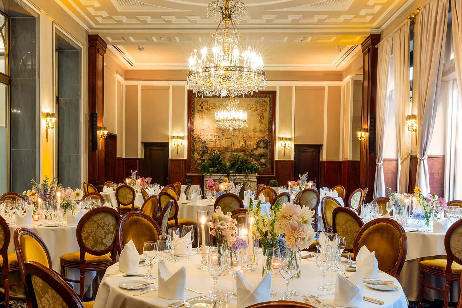 科隆 Excelsior Hotel Ernst Gobelin Saal 宴會廳的掛毯與水晶吊燈