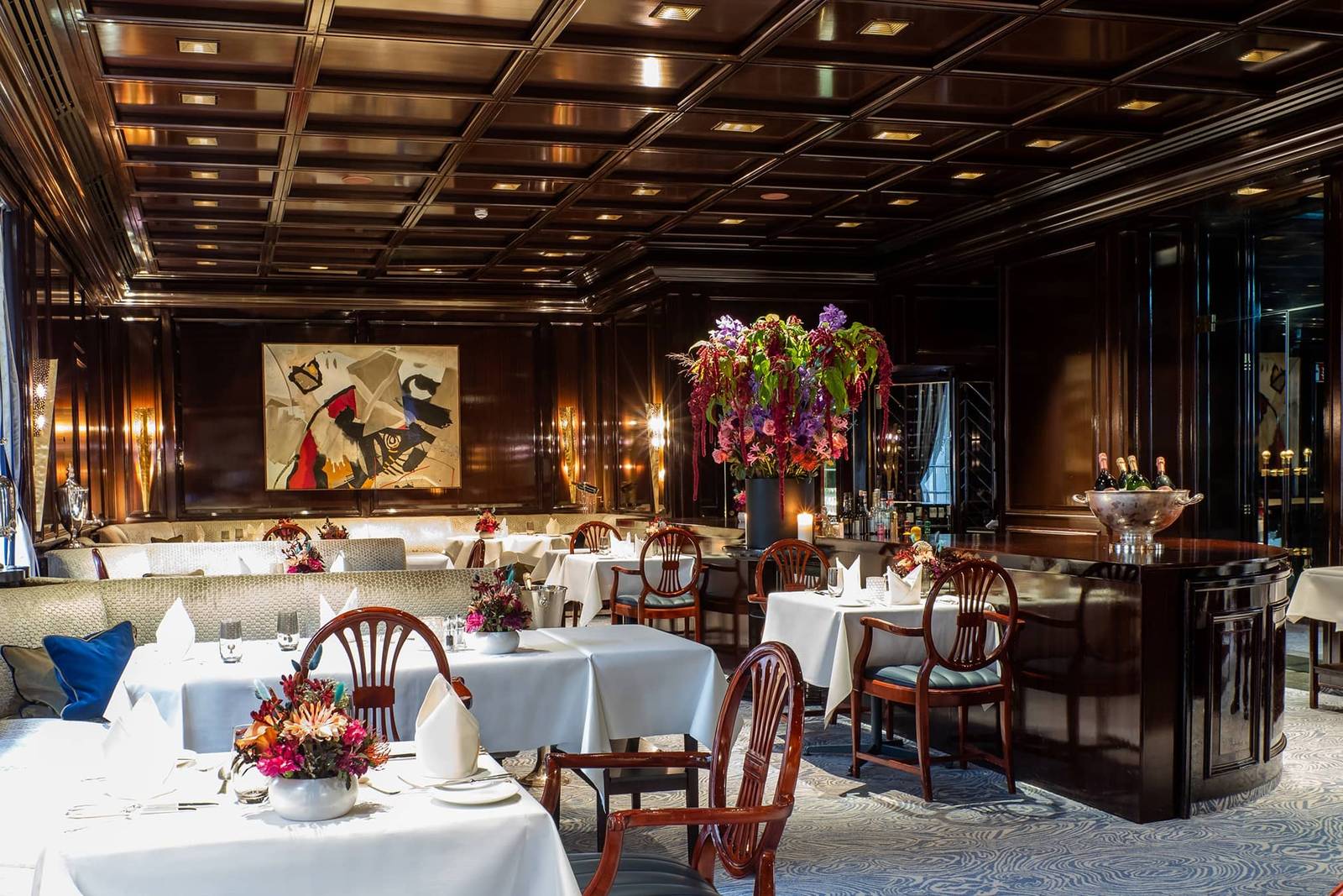 科隆 Excelsior Hotel Ernst Hanse Stube 餐廳的木質牆板與藝術畫作