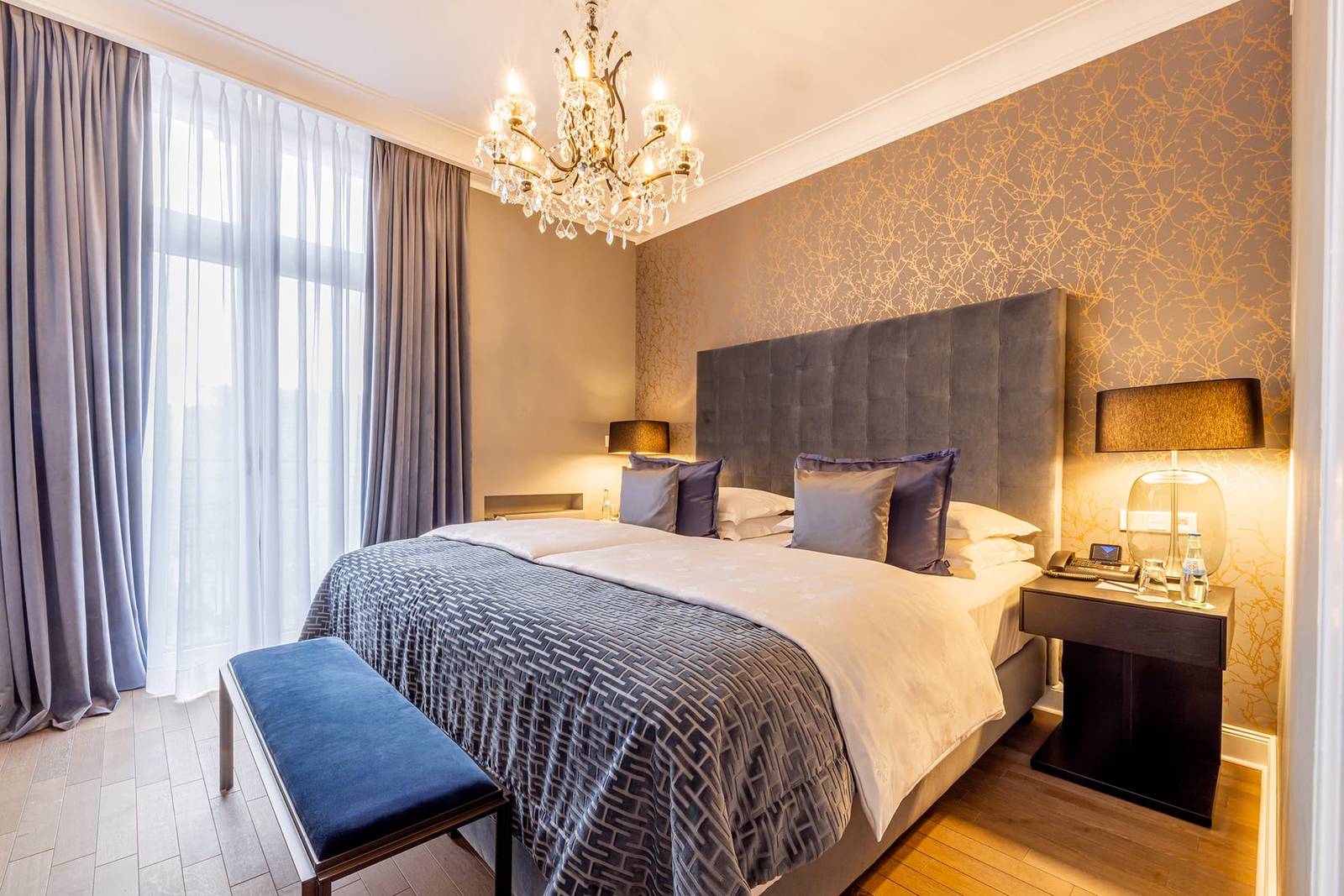 科隆 Excelsior Hotel Ernst Junior Suite 臥室與水晶吊燈
