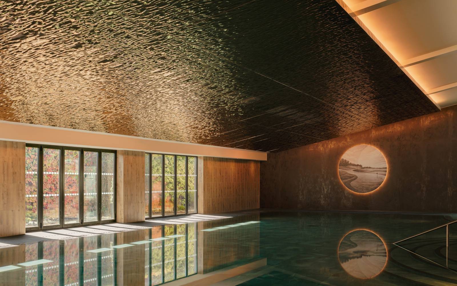 Fairmont Cheshire Spa 落地窗旁的泳池