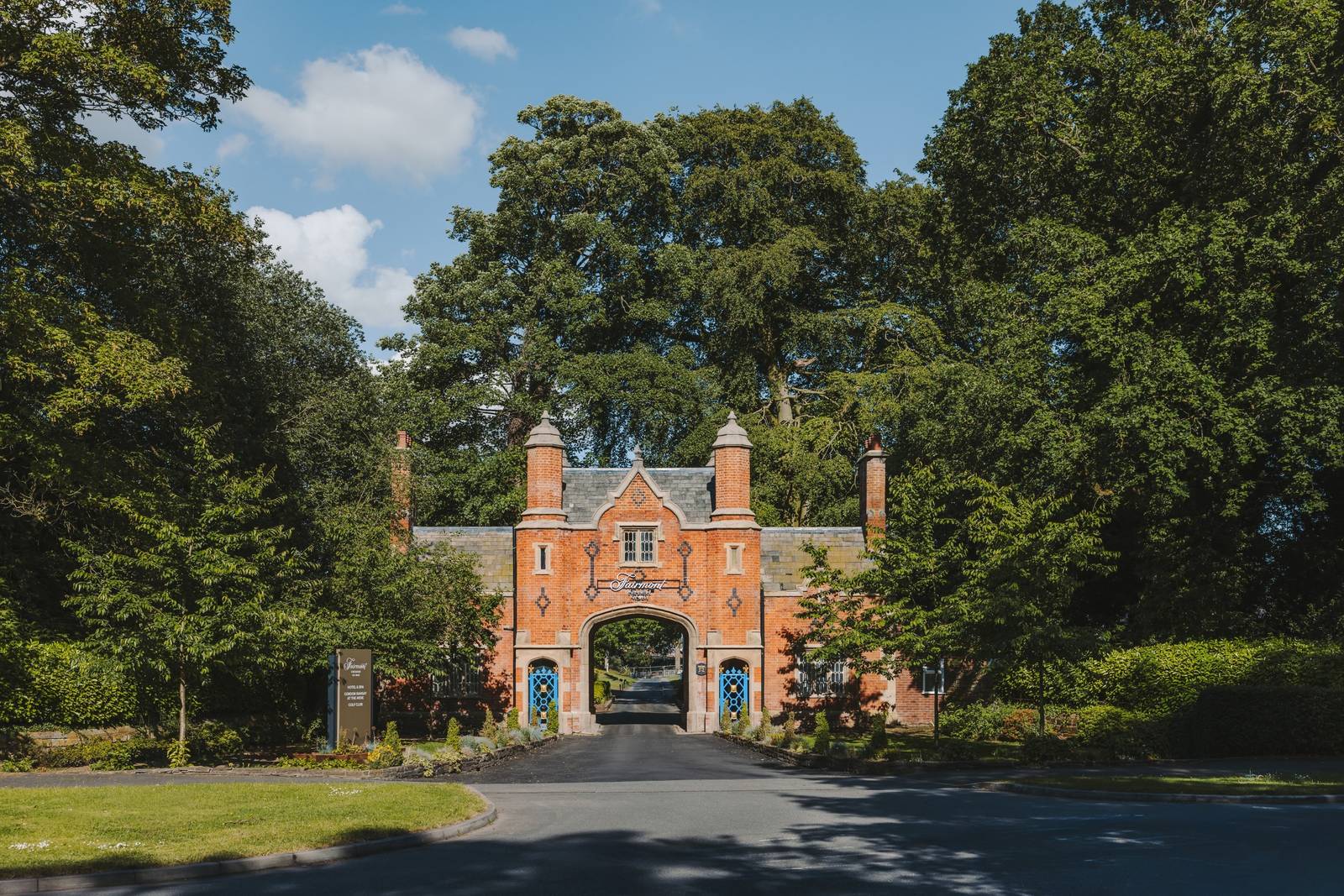 Fairmont Cheshire 入口的紅磚門樓