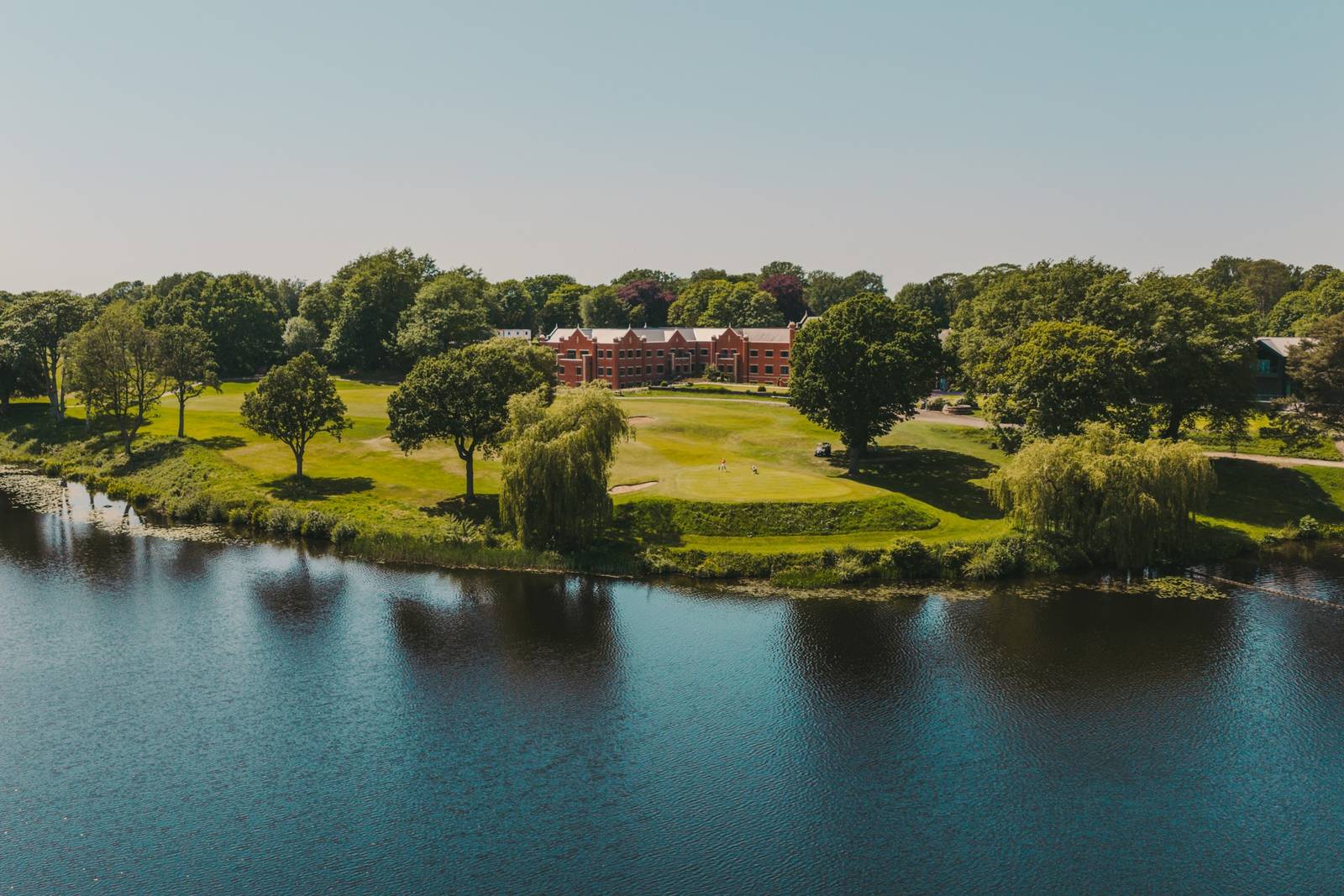Fairmont Cheshire 旁的 The Mere 湖與莊園草坪