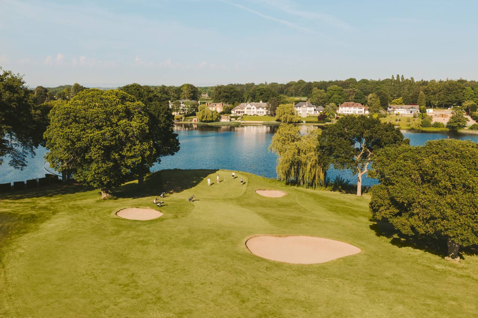 Fairmont Cheshire 高爾夫球場果嶺與湖景