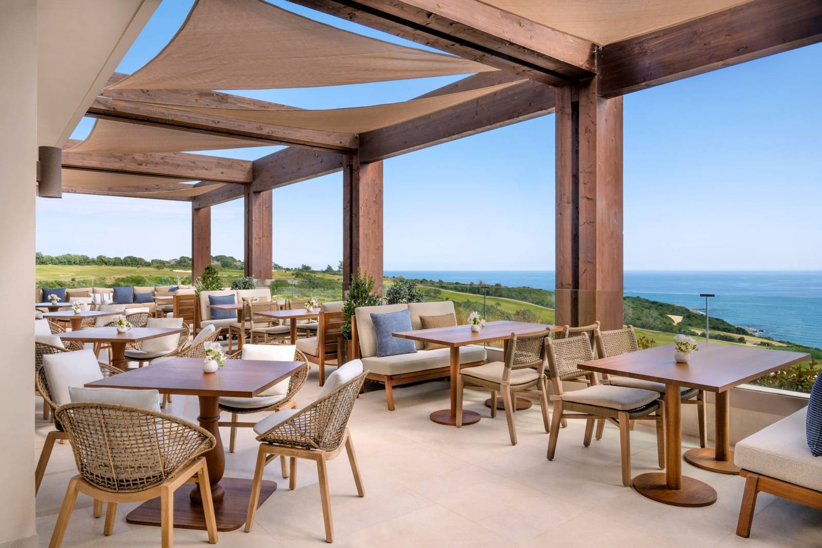 Fairmont La Hacienda 面海餐廳露台