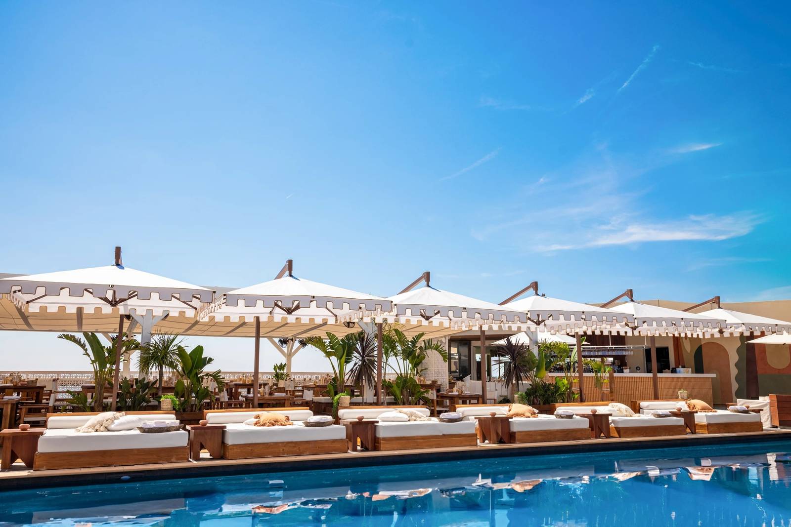 Nikki Beach Monte Carlo 屋頂泳池與白色陽傘