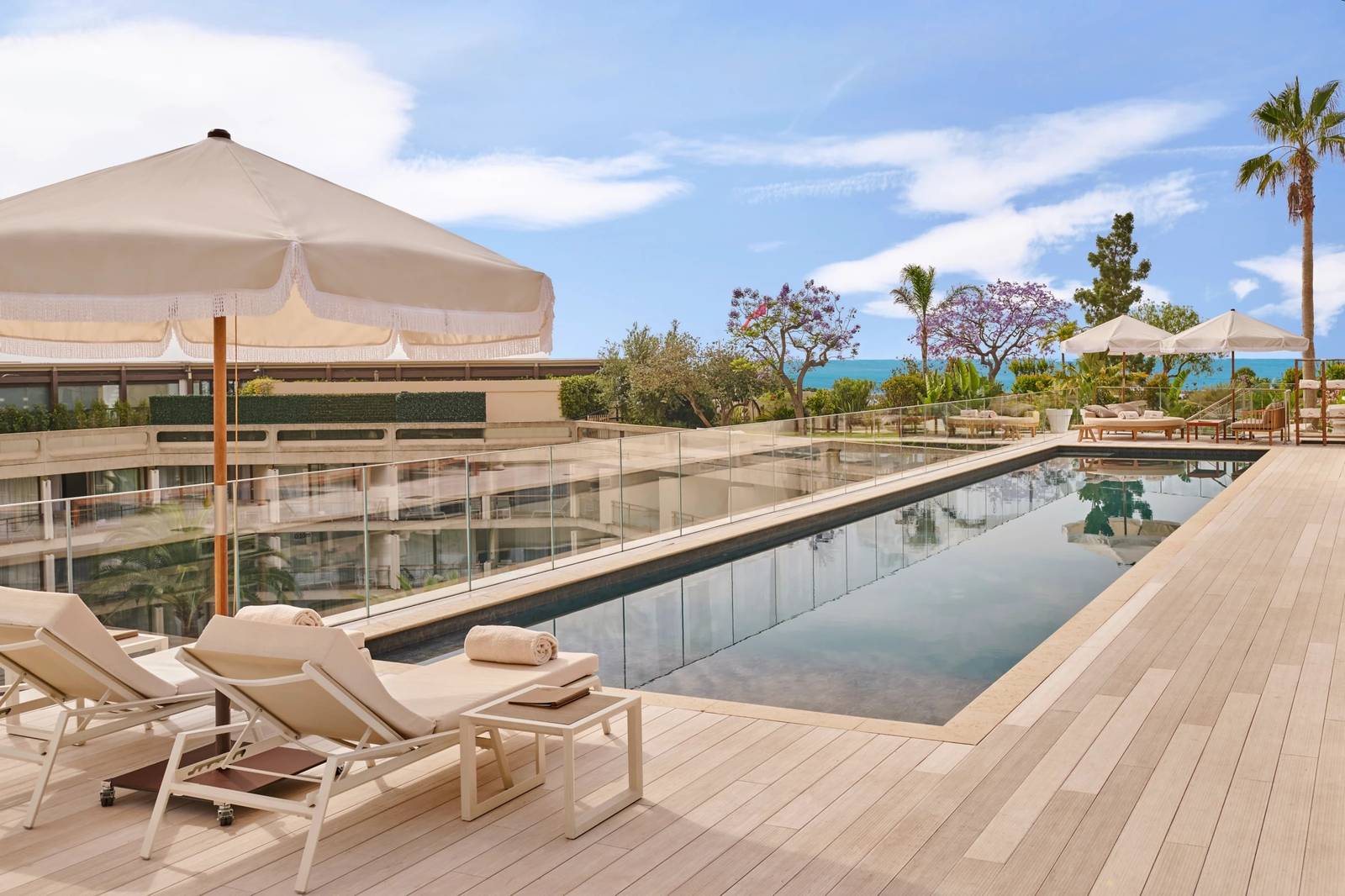 Fairmont Monte Carlo 屋頂泳池與躺椅