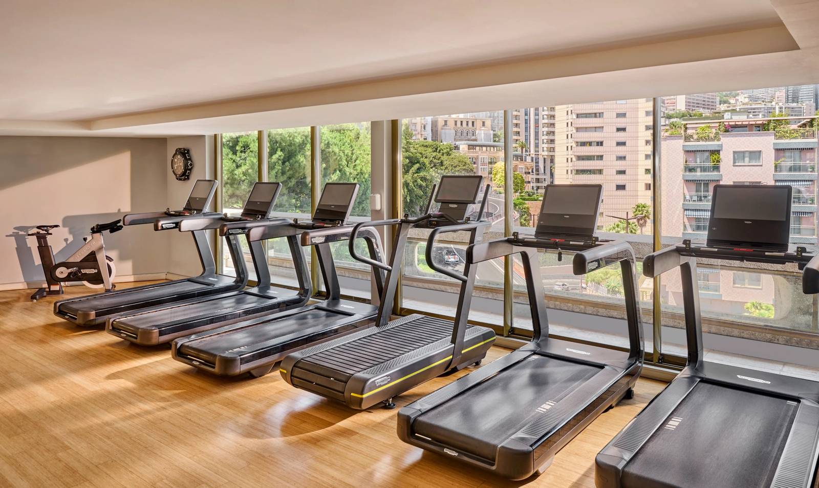 Fairmont Fit Monte Carlo 的跑步機與窗景