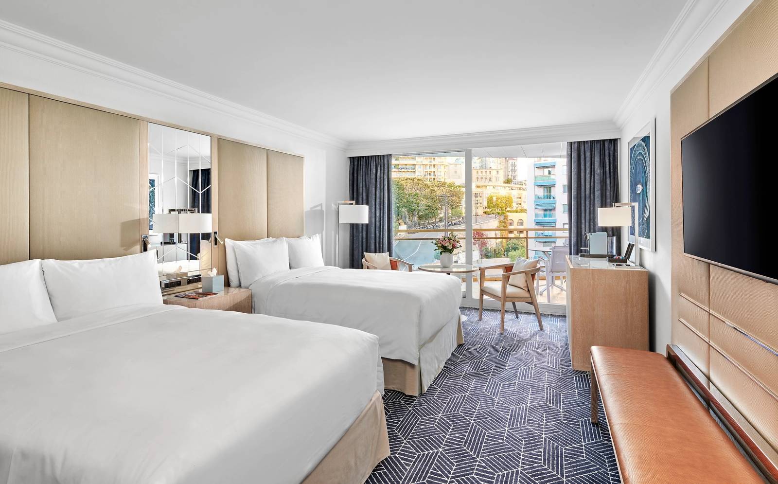 Fairmont Monte Carlo 藍色地毯的雙床客房與落地窗