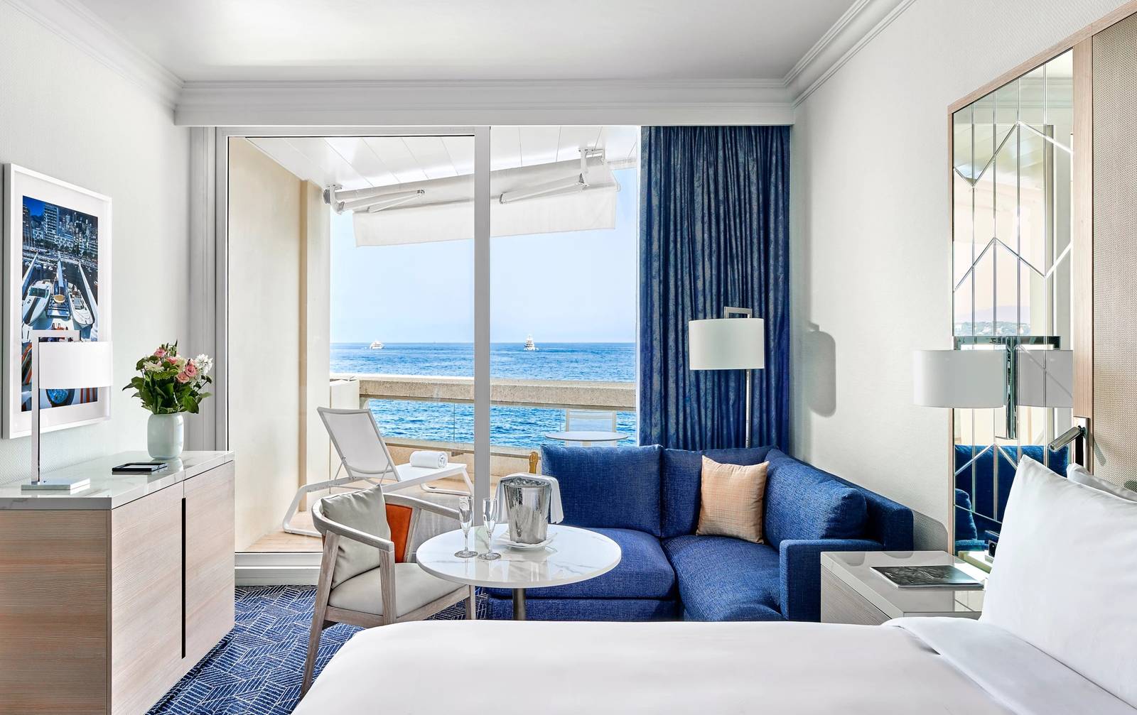 Fairmont Monte Carlo 海景客房的大床與窗外地中海