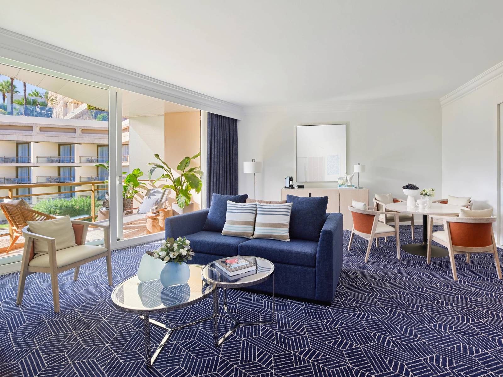 Fairmont Monte Carlo 套房的藍色沙發起居區與露台