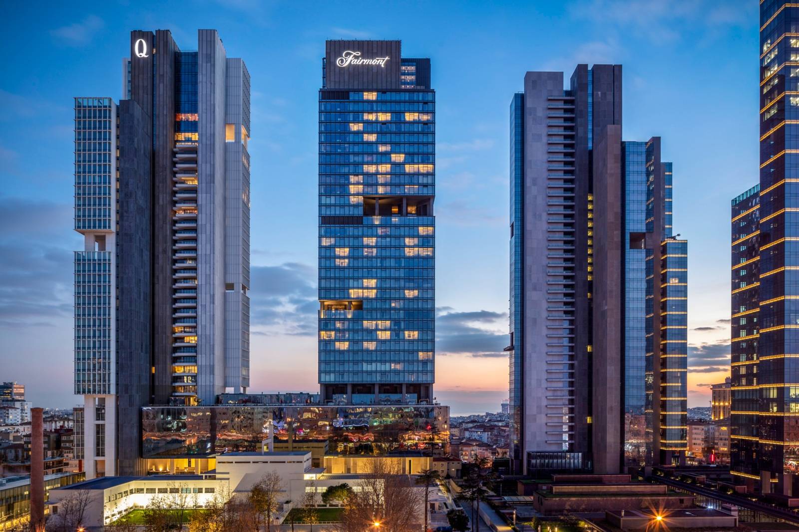 Fairmont Quasar Istanbul 所在的 Quasar 大樓黃昏外觀