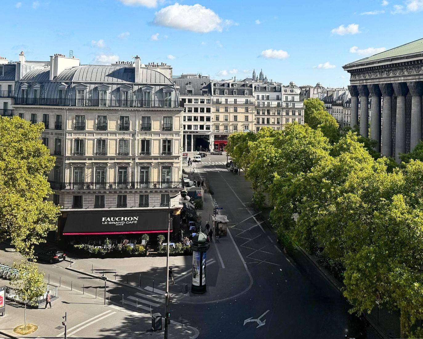 巴黎 Fauchon L'Hôtel 所在的瑪德蓮廣場轉角建築與瑪德蓮教堂