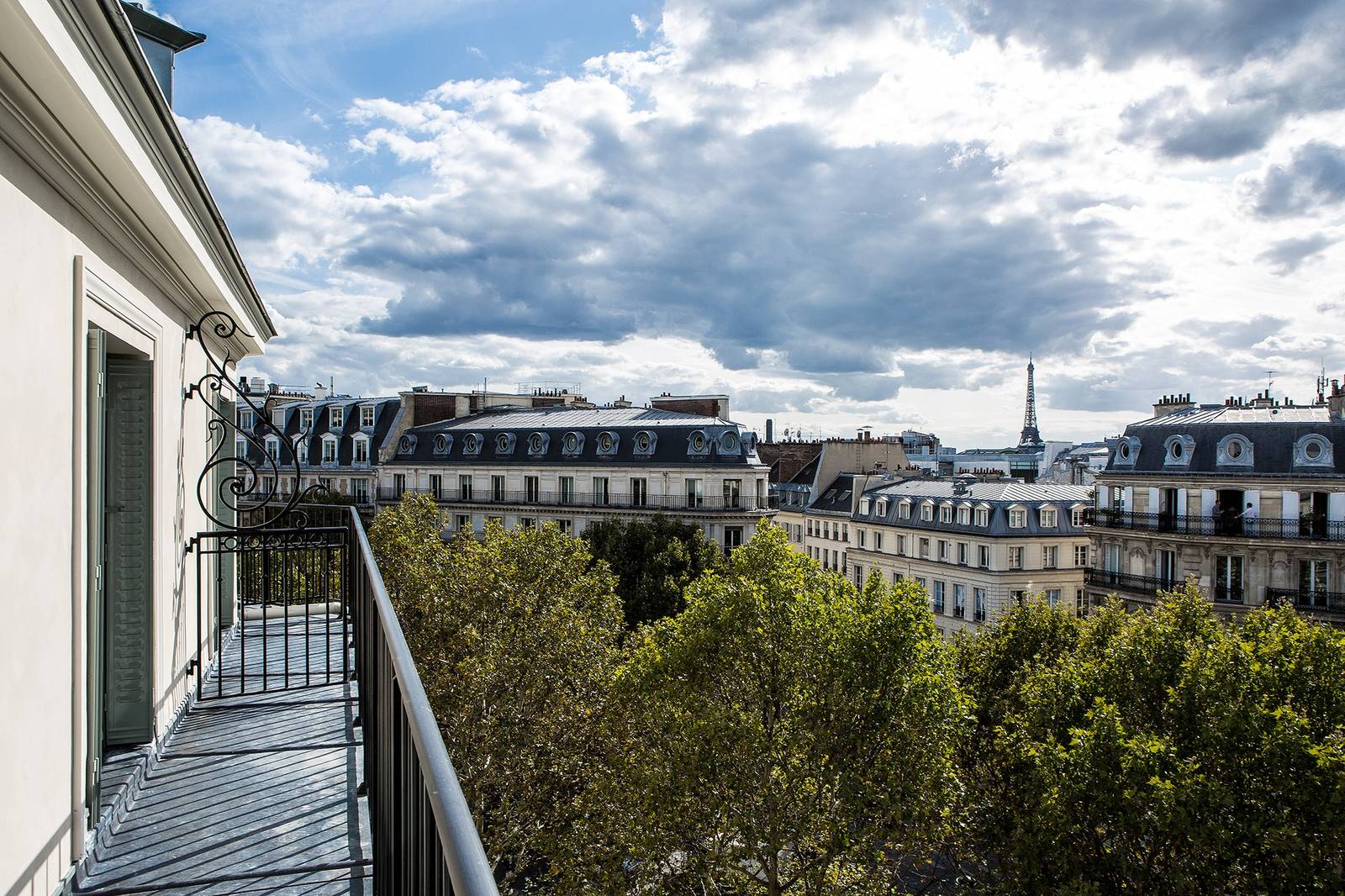 Fauchon L'Hôtel Paris 艾菲爾鐵塔景套房陽台眺望巴黎屋頂
