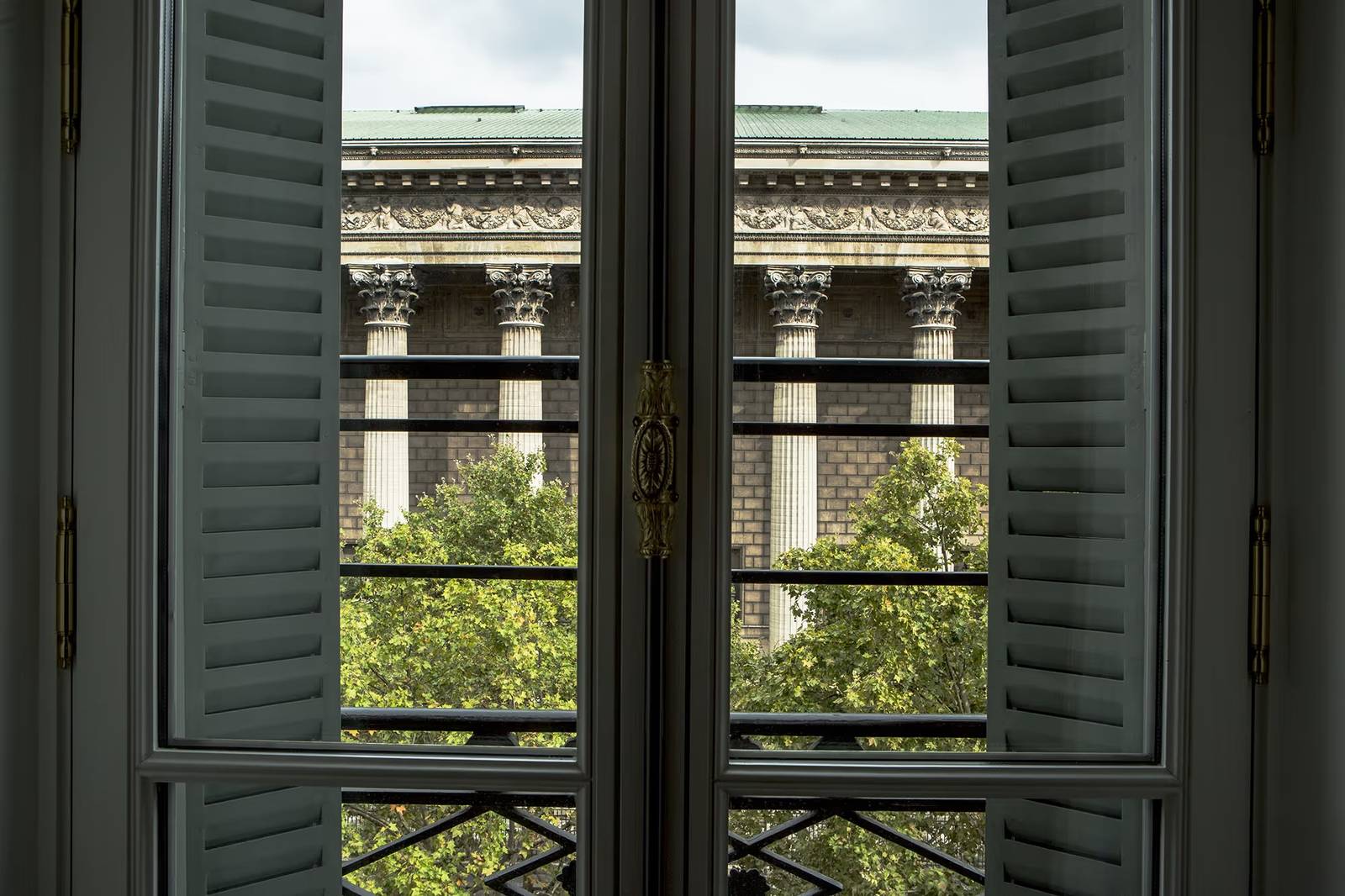 Fauchon L'Hôtel Paris 套房窗外的瑪德蓮教堂