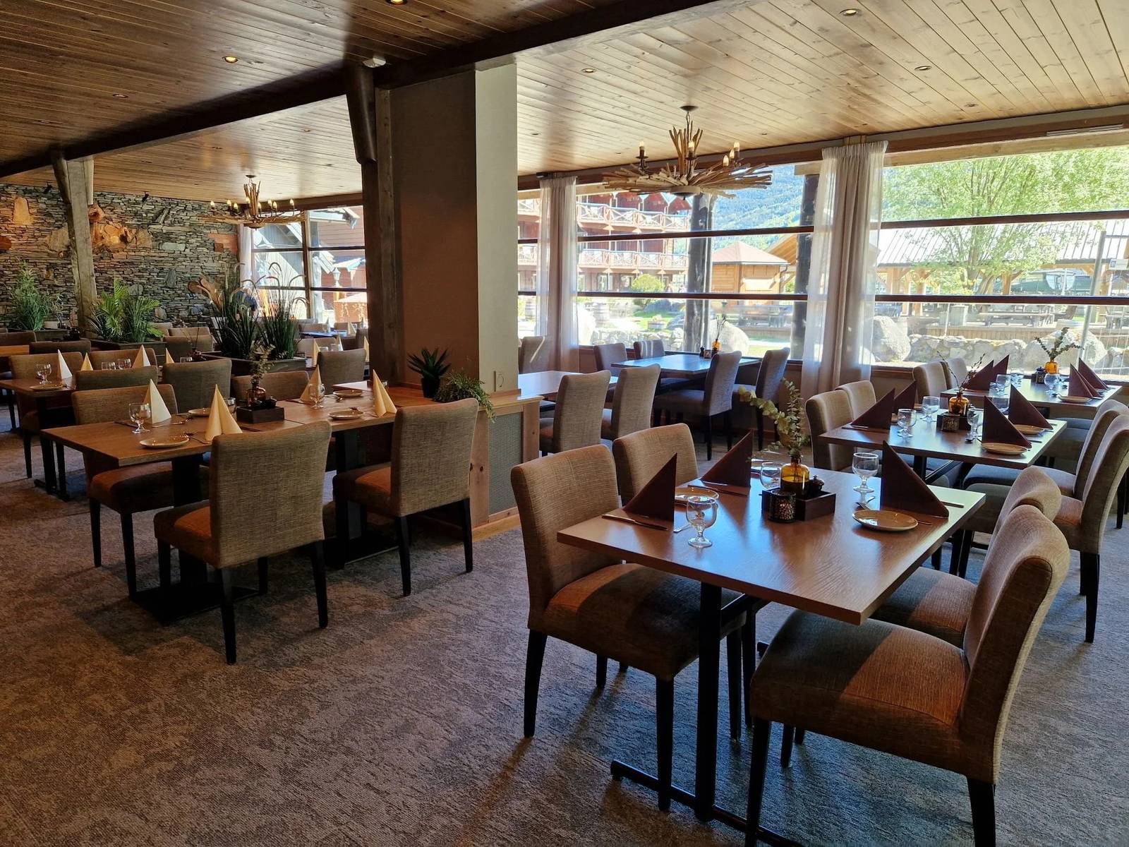 弗洛姆 Flåm Restaurant 窗邊用餐區