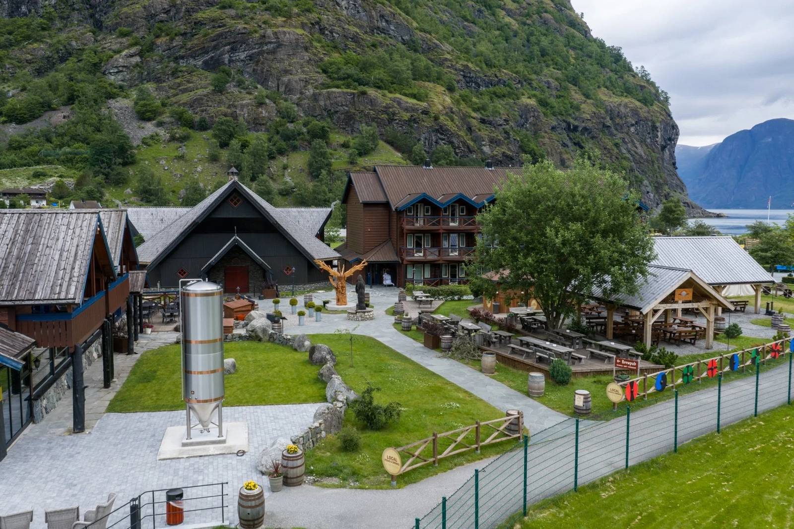 弗洛姆 Flåmsbrygga Hotel 木造建築與中庭草地