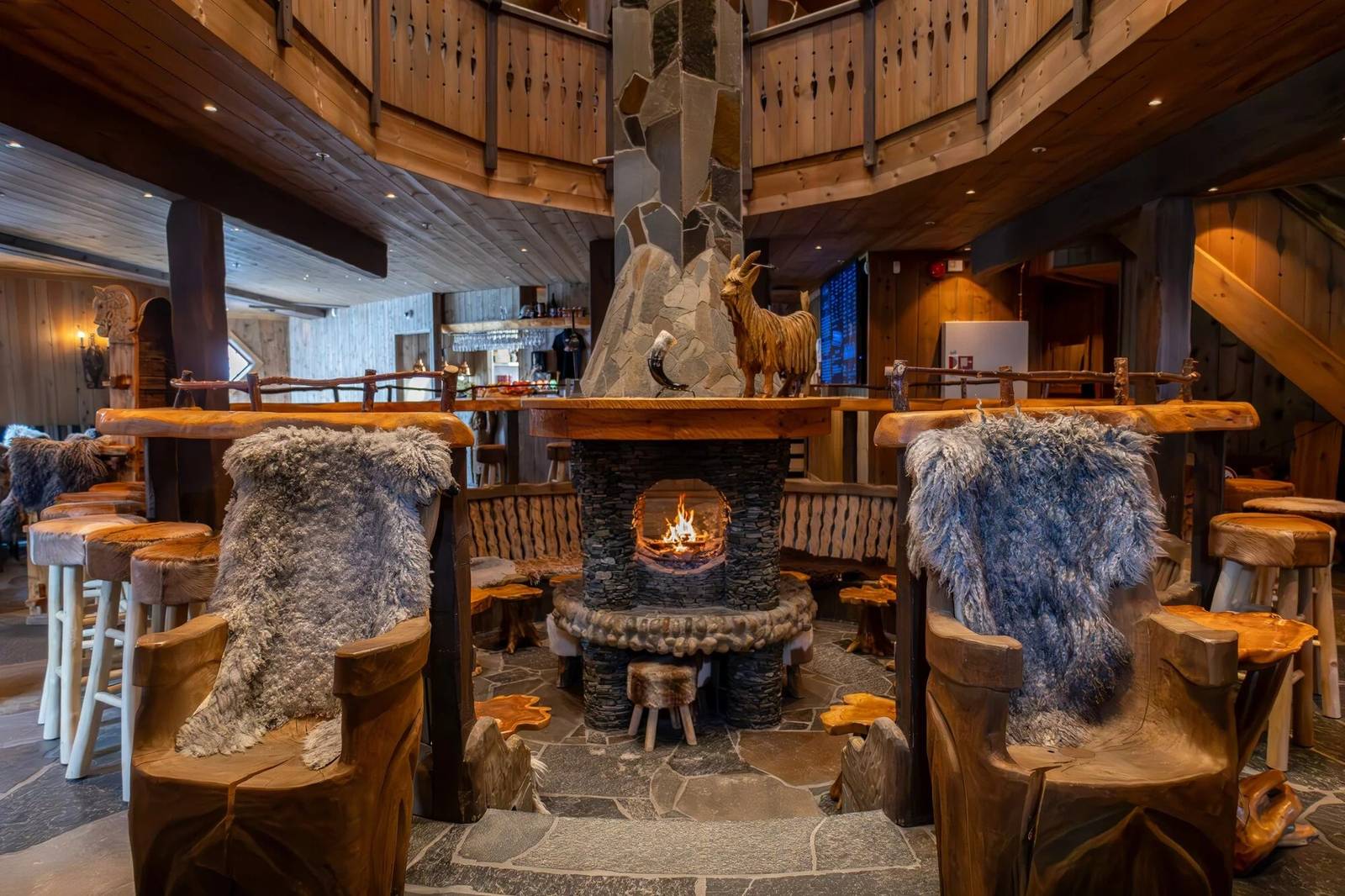 弗洛姆 Ægir Gastropub 挑高木造大廳與中央壁爐