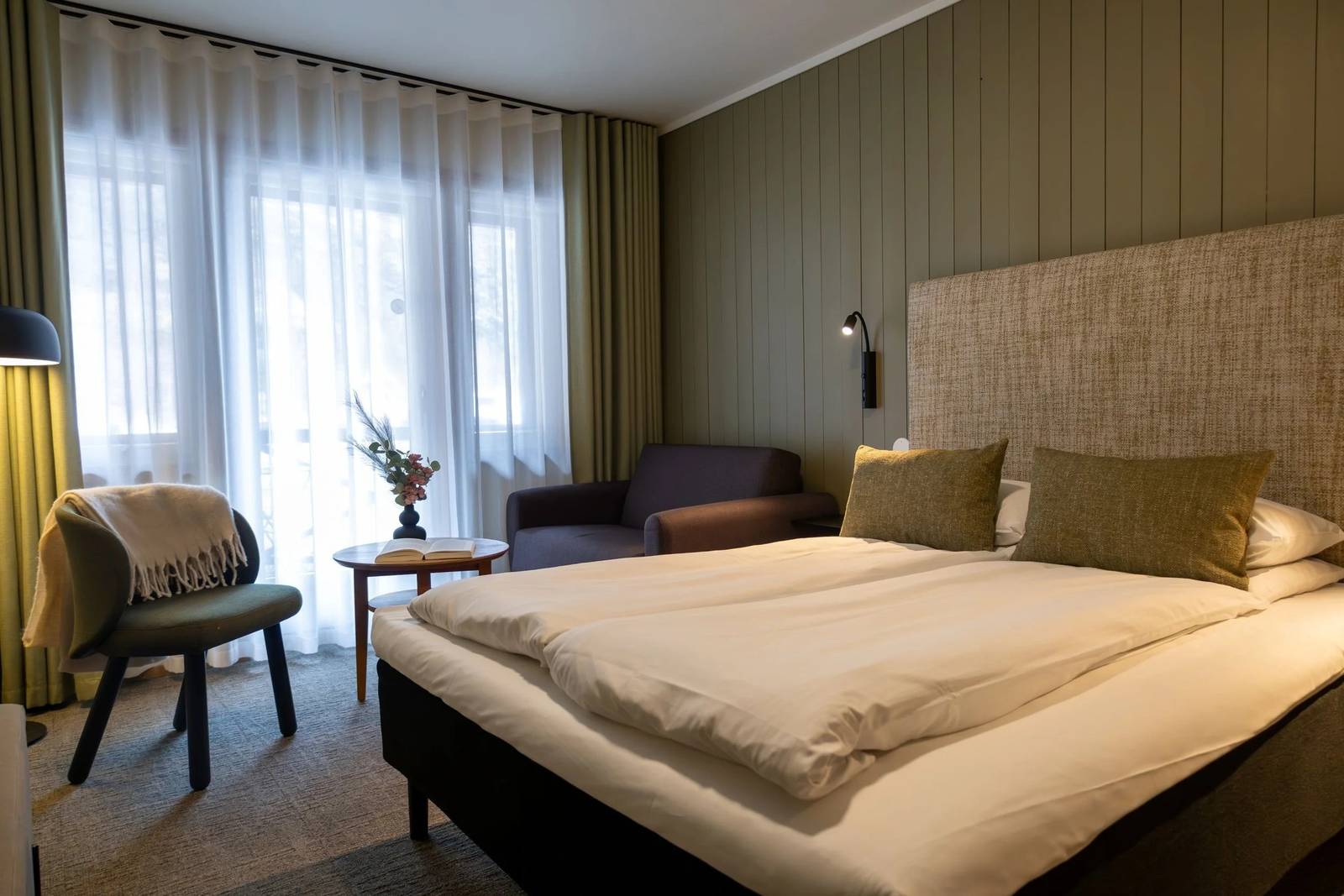 弗洛姆 Flåmsbrygga Hotel 附露台的三人房