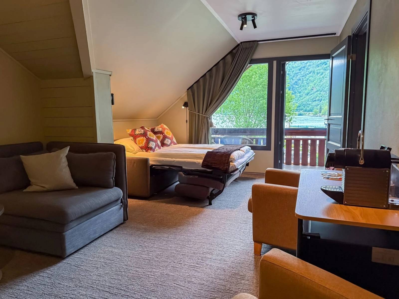弗洛姆 Flåmsbrygga Hotel 附陽台的家庭房與沙發區
