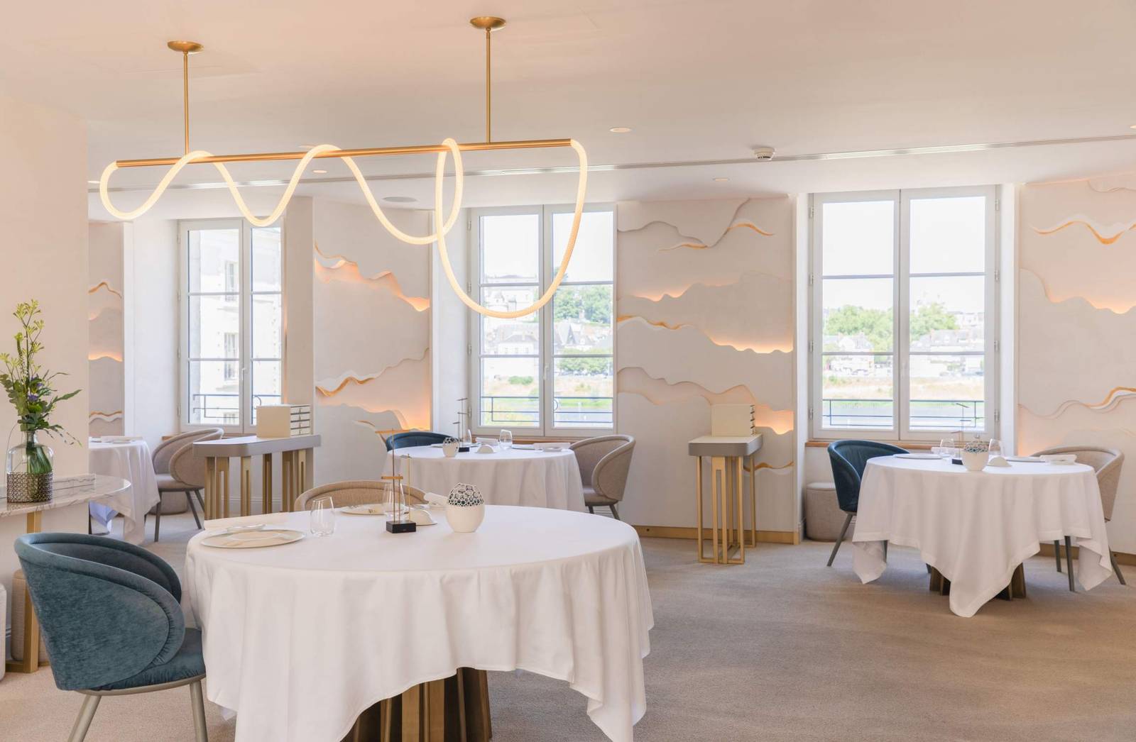 布盧瓦 Fleur de Loire Christophe Hay 餐廳白色桌布的用餐室