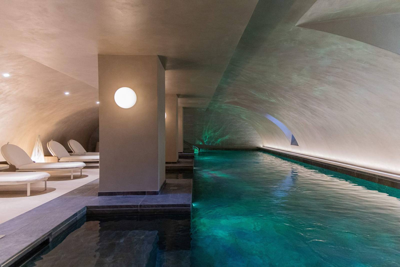 布盧瓦 Fleur de Loire Spa 拱形天花板下的室內水池
