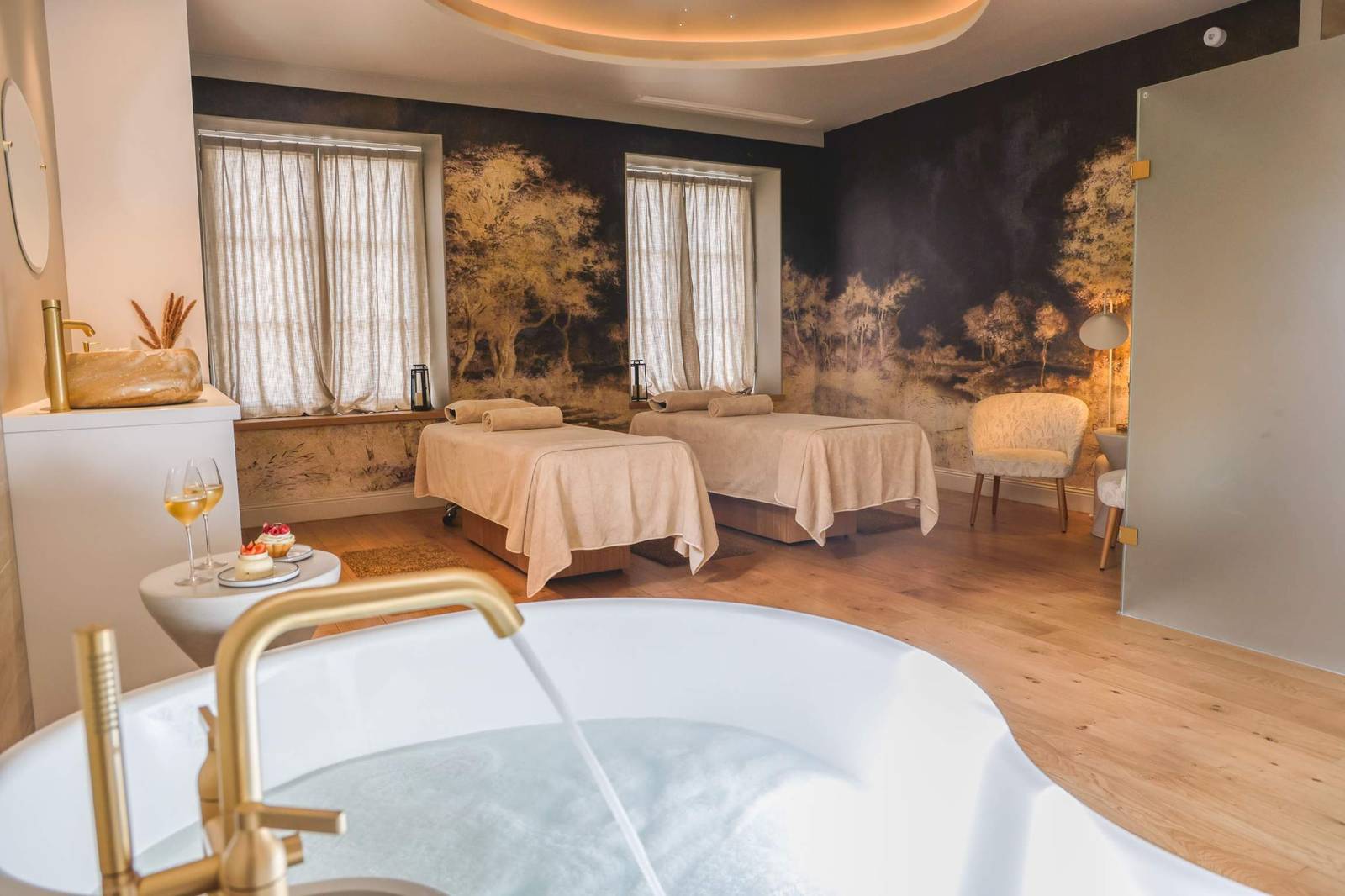 布盧瓦 Fleur de Loire Spa 雙人療程室與浴缸