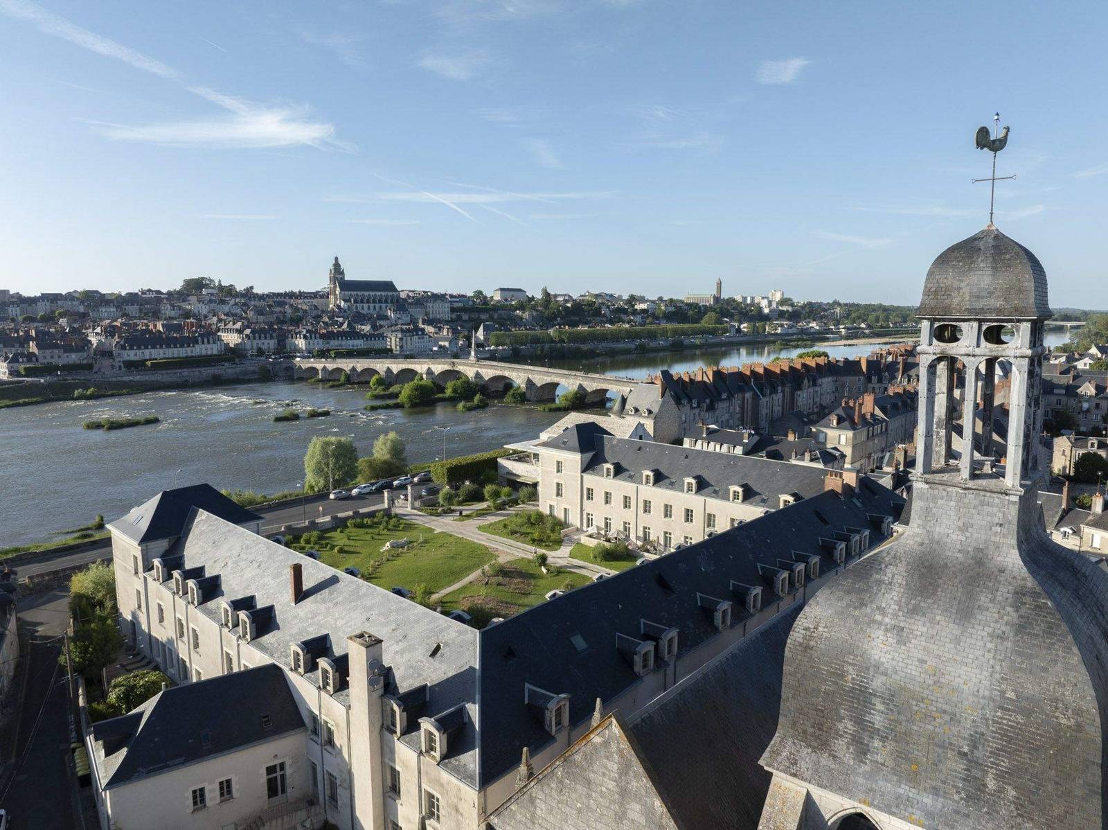 布盧瓦 Fleur de Loire 空拍建築、中庭與對岸的羅亞爾河老城