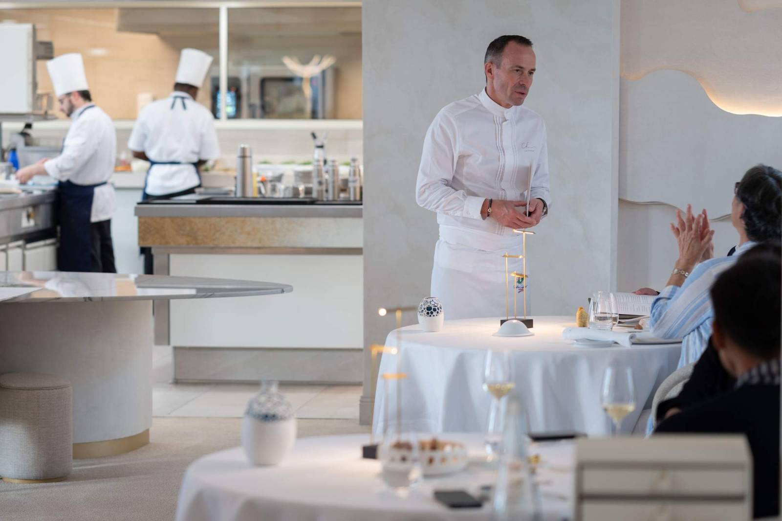布盧瓦 Fleur de Loire Christophe Hay 餐廳中央的開放廚房與用餐區
