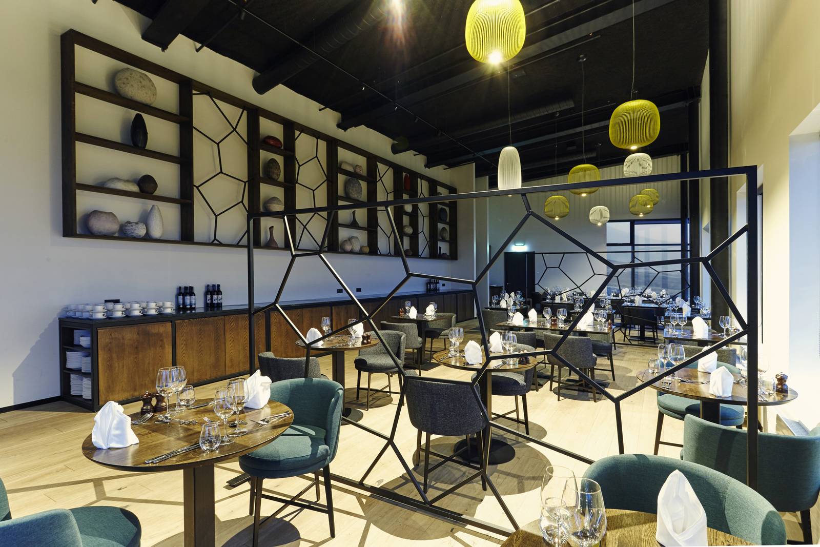 Fosshotel Glacier Lagoon 餐廳幾何金屬隔屏與座位