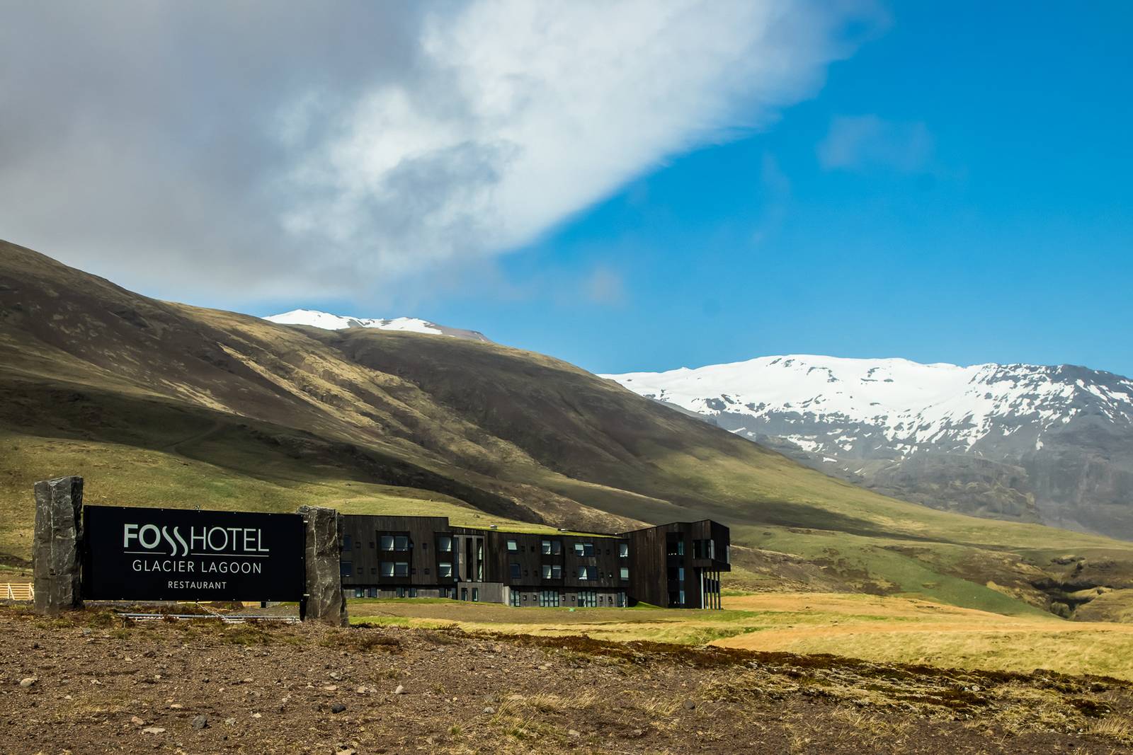 Fosshotel Glacier Lagoon 招牌、建築與後方積雪山峰