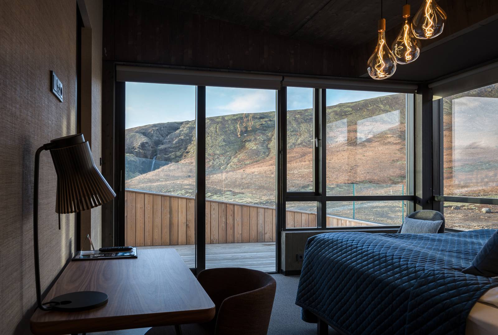 Fosshotel Glacier Lagoon 套房大窗外的山坡景觀