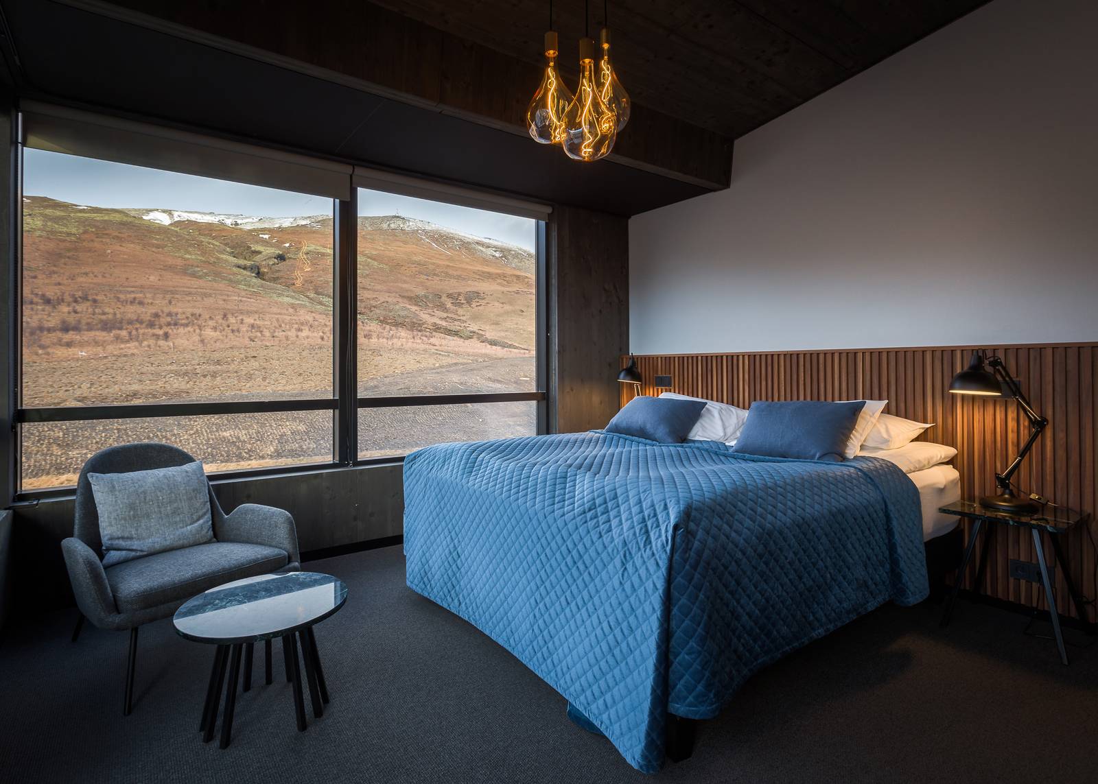 Fosshotel Glacier Lagoon 行政套房臥室與大片窗戶