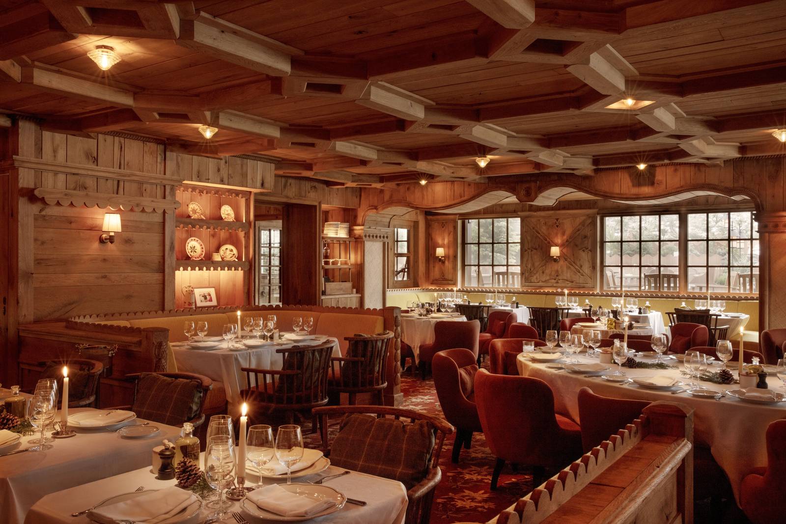Fouquet's Courchevel Loulou 餐廳木格天花板用餐區