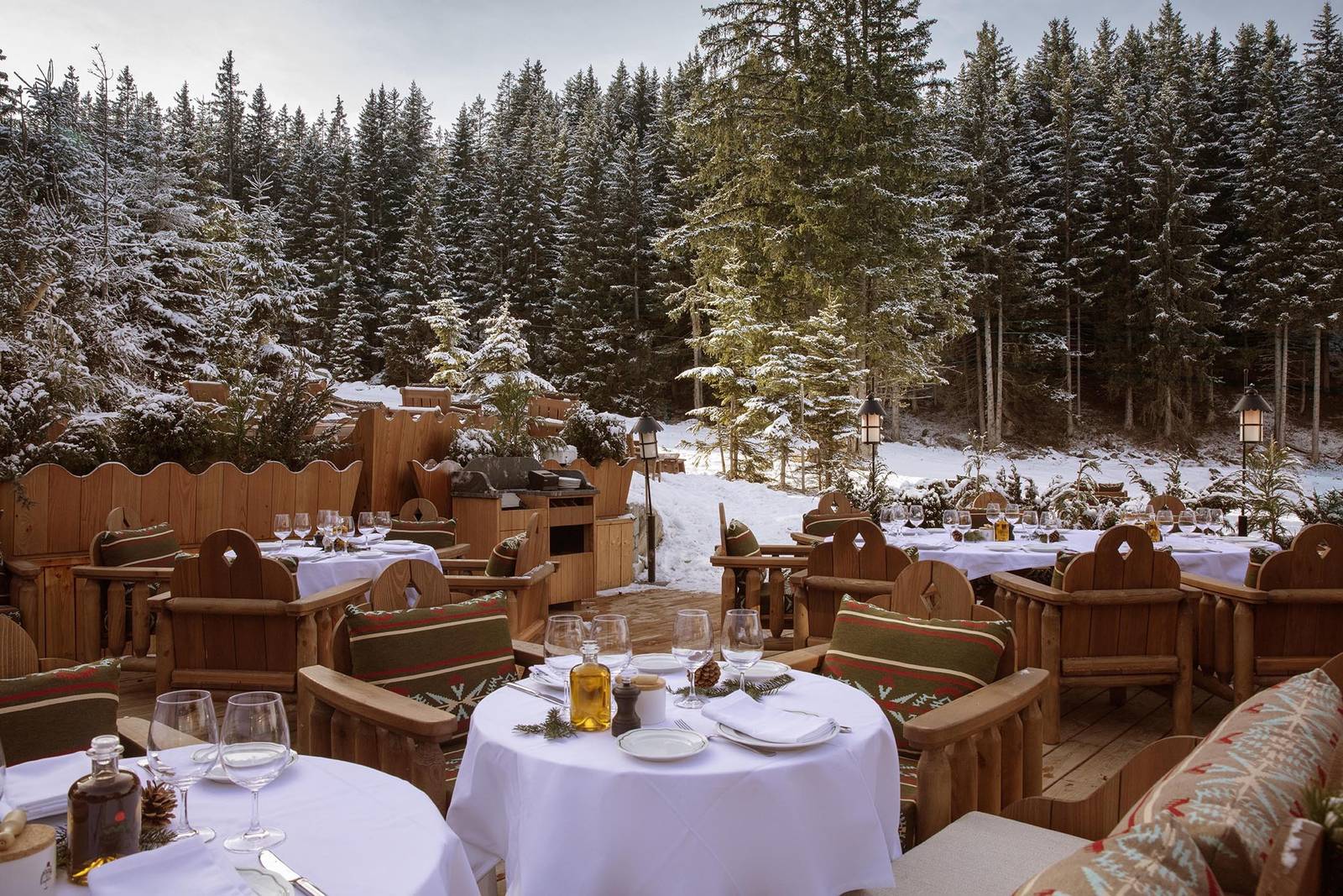 Fouquet's Courchevel Loulou 面向雪坡的露台座位