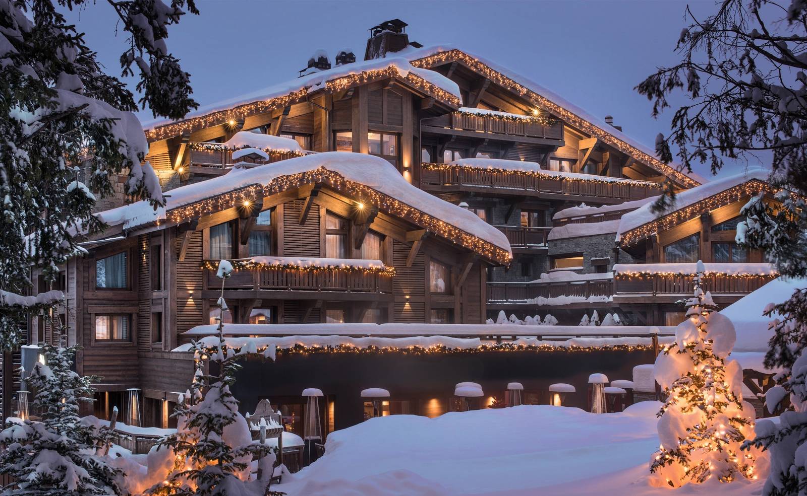 Fouquet's Courchevel 雪中木造山屋外觀與傍晚燈光